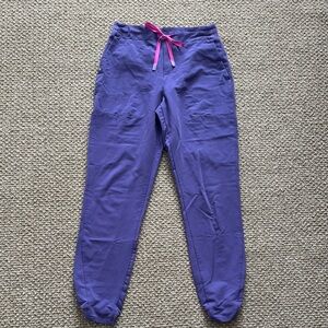 Figs Women’s scrub pants in purple